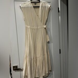 Short sleeve off white mid length dress